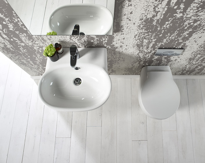 Memo 550mm basin and back to wall lifestyle v01